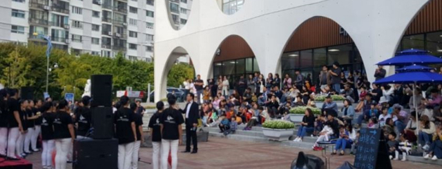 부산시민회관이 마련한 ‘시민뜨락축제’에 시민들이 즐거워하는 모습.