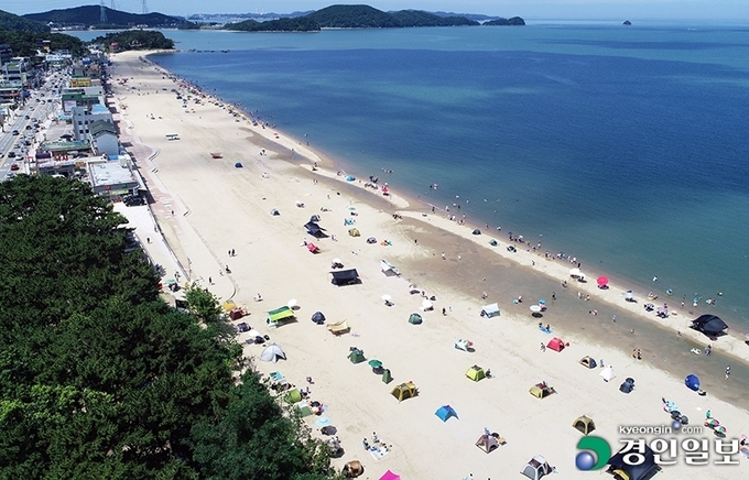 경기도에는 관광객들이 많이 찾는 모래사장이 여럿 있지만 등록된 '지정 해수욕장'이 단 한곳도 없는 상황이다. 안산 방아머리 해변에 길이 1km에 이르는 백사장이 펼쳐져 있다. 2021.7.18 /김금보기자 artomate@kyeongin.com