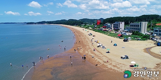 경기도에는 관광객들이 많이 찾는 모래사장이 여럿 있지만 등록된 '지정 해수욕장'이 단 한곳도 없는 상황이다. 화성 궁평리 해변에 길이 2km에 이르는 백사장이 펼쳐져 있다. 2021.7.18 /김금보기자 artomate@kyeongin.com
