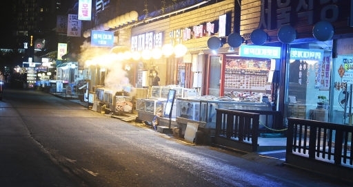 코로나19 4차 대유행으로 수도권에 이어 강릉에서도 확진자가 급증하며 사회적 거리두기가 4단계로 격상됐다. 19일 밤 강릉 경포해수욕장 인근 음식점들이 방역지침에 따라 일찍 문을 닫고 있다. 강릉=권태명기자