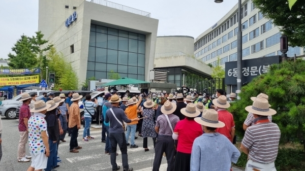 제2공항 찬성단체 회원들이 환경부 청사 진입을 시도한 가운데 경찰이 이를 막고 있다.