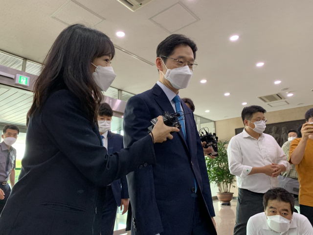 김경수 지사가 21일 오전 출근길에서 취재진의 질문을 받고 있다./도영진 기자/