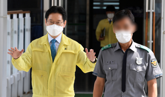김경수 경남지사의 대법원 선고일인 21일 오전 김경수 지사가 도청에서 중대본 회의를 마친 후 집무실로 이동하고 있다./성승건 기자/