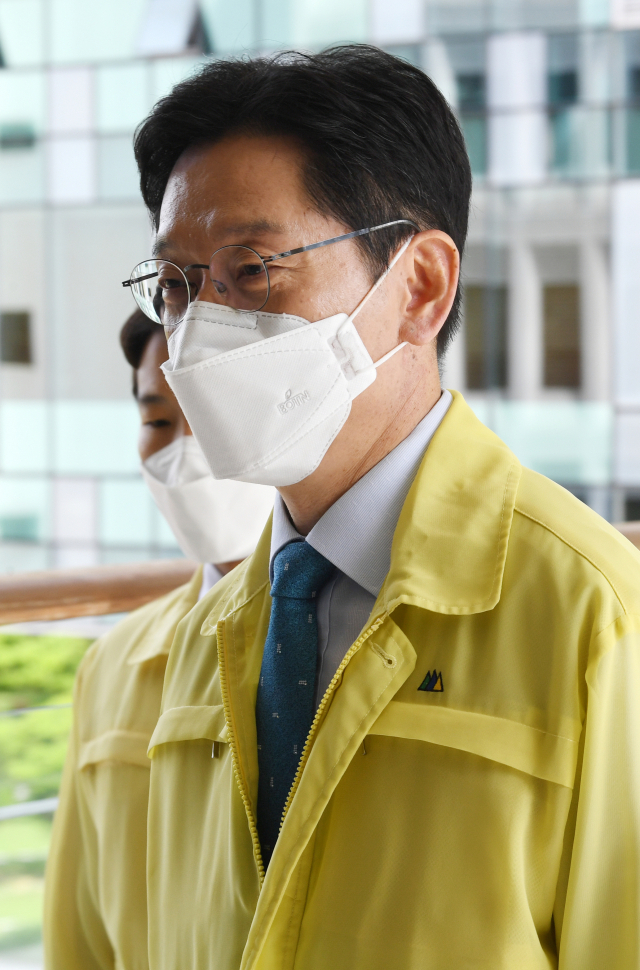 김경수 경남지사의 대법원 선고일인 21일 오전 김경수 지사가 도청에서 중대본 회의를 마친 후 집무실로 이동하고 있다./성승건 기자/