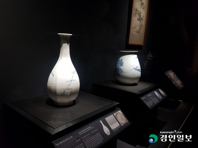 백자 청화 대나무무늬 각병(왼쪽), 백자 청화 산수무늬병. /구민주 기자 kumj@kyeongin.com