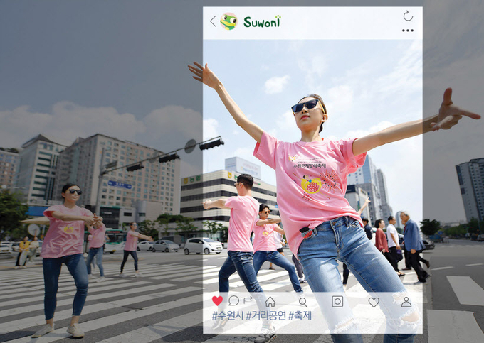 2019년 수원발레축제 본 행사에 앞서 횡단보도에서 발레 공연이 펼쳐지는 모습. /수원시 제공
