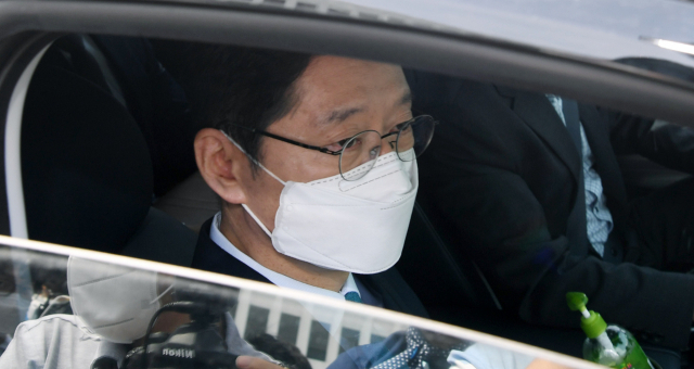 ‘드루킹 댓글 여론 조작’ 사건으로 징역 2년이 확정된 김경수 경남도지사가 21일 도청에서 입장 표명을 한 후 도청을 떠나고 있다./김승권 기자/