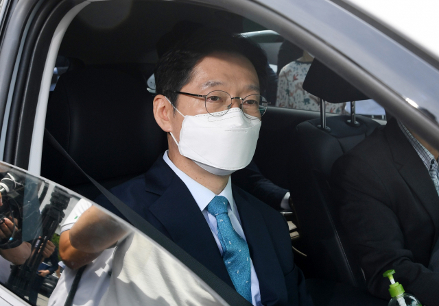 '드루킹 댓글 여론 조작' 사건으로 대법원에서 징역 2년이 확정된 김경수 경남도지사가 21일 도청에서 입장 표명을 한 후 도청을 떠나고 있다./김승권 기자/