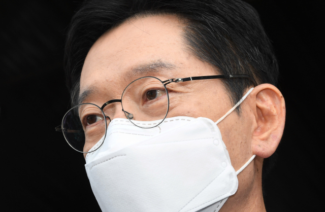 '드루킹 댓글 여론 조작' 사건으로 대법원에서 징역 2년이 확정된 김경수 경남도지사가 21일 도청에서 입장 표명을 한 후 도청을 떠나고 있다./김승권 기자/