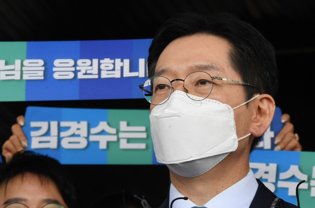 '드루킹 댓글 여론 조작' 사건으로 대법원에서 징역 2년이 확정된 김경수 경남도지사가 21일 도청에서 입장 표명하고 있다./김승권 기자/