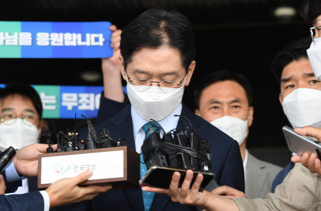 '드루킹 댓글 여론 조작' 사건으로 대법원에서 징역 2년이 확정된 김경수 경남도지사가 21일 도청에서 입장 표명을 하고 있다./김승권 기자/