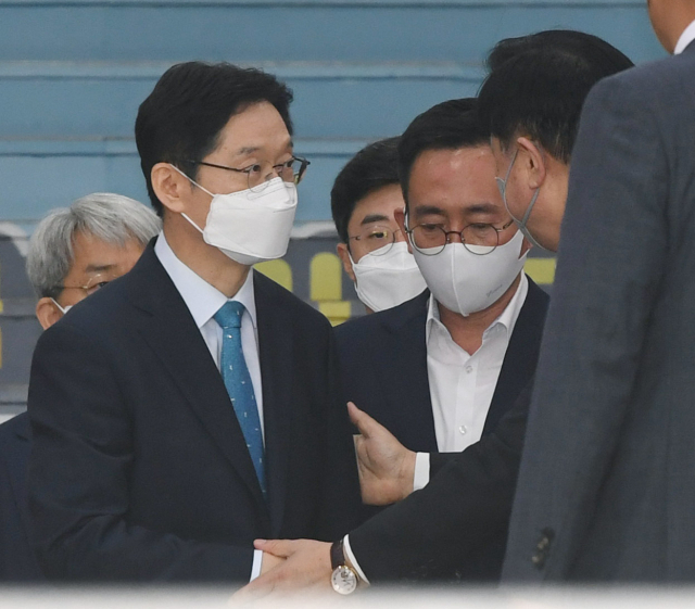 '드루킹 댓글 여론 조작' 사건으로 대법원에서 징역 2년이 확정된 김경수 경남도지사가 21일 도청에서 김두관 국회의원과 인사를 하고 있다./김승권 기자/