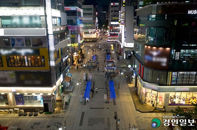 인천시 남동구의 대표적인 번화가인 구월 로데오 거리 일대가 한산한 모습을 보이고 있다. 2021.7.18 /조재현기자 jhc@kyeongin.com