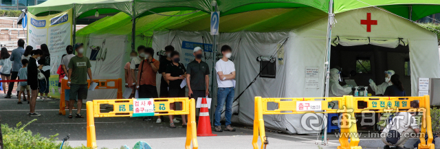 22일 오전 대구 달서구보건소 선별검사소에서 시민들이 진단검사를 받기 위해 차례를 기다리고 있다. 우태욱 기자 woo@imaeil.com