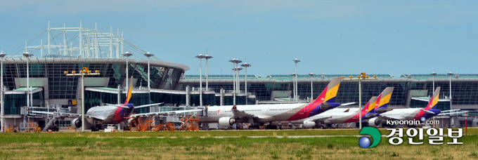 인천국제공항 계류장에 아시아나 항공기가 서 있다. /경인일보DB