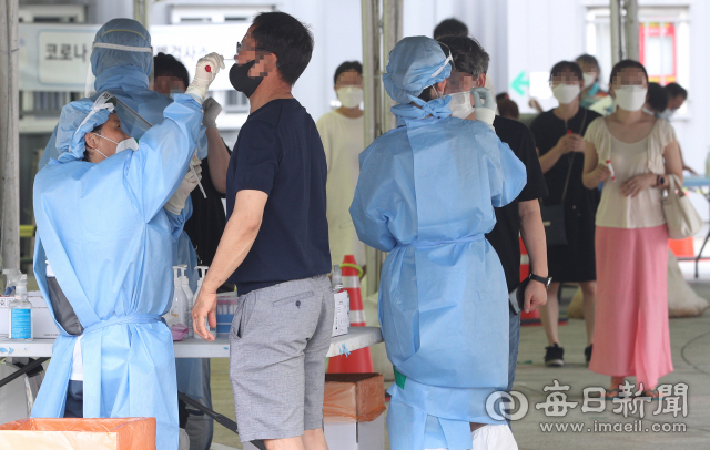 대구 국채보상운동기념공원 코로나19 임시선별검사소에서 시민들이 코로나 검사를 받고 있다. 매일신문DB