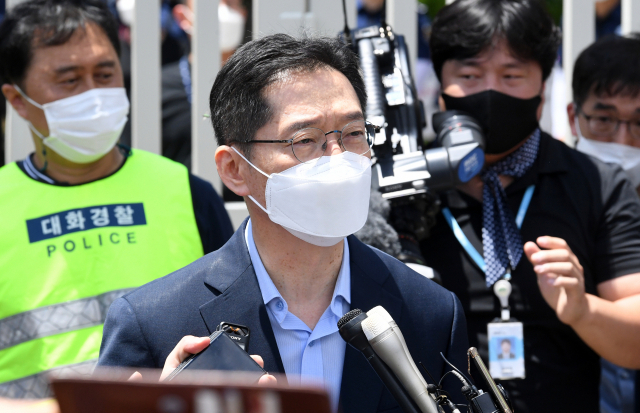 ‘드루킹 댓글 여론조작’ 사건으로 징역 2년을 확정 받은 김경수 전 경남지사가 26일 오후 창원교도소 앞에서 발언하고 있다./성승건 기자/