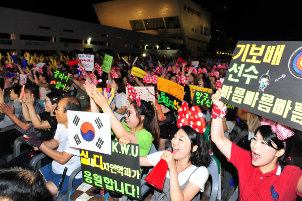 유례없는 코로나19 상황으로 광주지역 올림픽 관람 풍경도 바뀌었다. 지난 2012년 런던올림픽 당시 여자 양궁선수인 기보배 선수를 응원하기 위해 광주시청 야외광장에서는 응원전이 열렸다. <광주일보 자료사진>