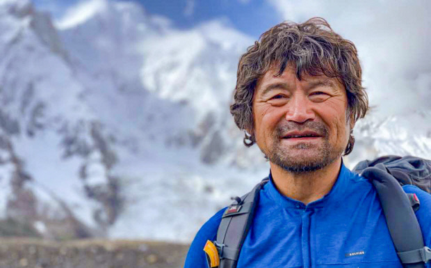 김홍빈 대장이 브로드피크(해발 8047m) 정상 등정을 앞두고 베이스캠프(5135m)에서 미소짓고 있다. <광주시산악연맹 제공>