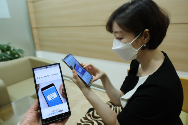 롯데백화점 광주점과 롯데아울렛 광주수완점·월드컵점은 오는 30일까지 ‘홈결제 서비스’ 이용 금액의 1% 상당을 엘포인트로 돌려주는 ‘페이백’ 행사를 벌인다.<롯데쇼핑 제공>