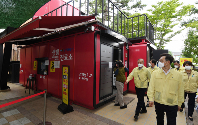 하병필 경남도지사 권한대행이 27일 오후 창원시보건소 선별진료소를 찾아 여름철 폭염 예방을 위한 대처 상황을 점검하고 있다./성승건 기자/