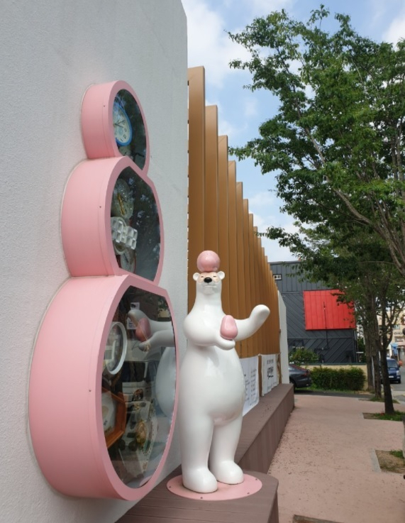 봉황예술극장 건물 외벽 설치작품.