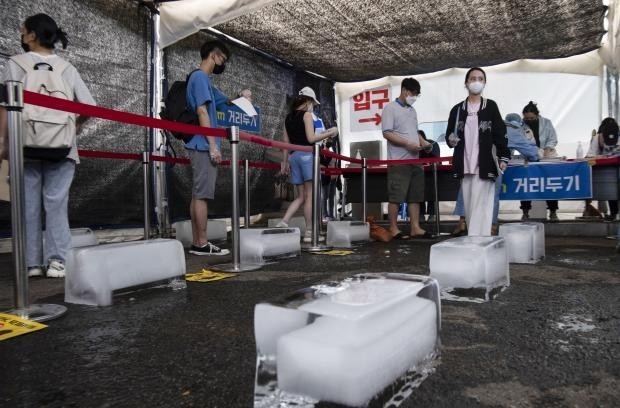 광주 광산구선별진료소에 의료진과 검사자들의 폭염 피해를 최소화하기 위해 얼음이 놓여 있다./최현배 기자choi@kwangju.co.kr