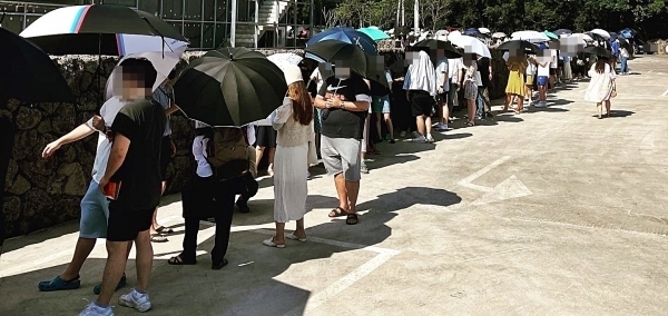 지난달 30일 제주시 구좌읍의 한 커피전문점 매장 인근에는 이른 아침부터 손님들이 길게 줄을 서 있었다.