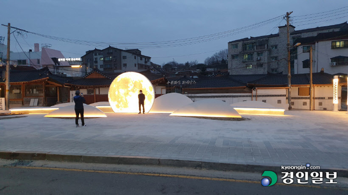 '팔달산에 뜬 달'을 주제로 조성된 '경관조명 문화쉼터' /수원시 제공