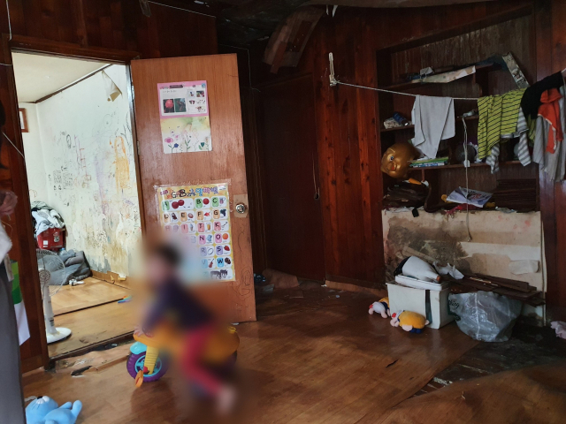 서구 비산동에 거주하는 서호(가명·5)의 집. 거실 바닥은 폭삭 내려앉았고 누수가 심해 벽지는 곰팡이가 피어있다. 청소마저 제대로 되지 않은 집에서 아이들이 놀고 있다. 배주현 기자