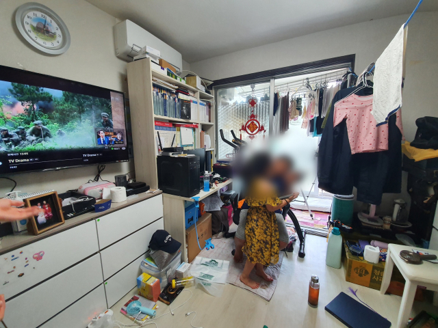 수성구 황금동의 한 주공아파트에 거주하는 강우네(가명·12). 좁은 거실에 빨래가 널려 있다. 에어컨과 선풍기는 고장 나 집은 찜통을 방불케 했다. 배주현 기자
