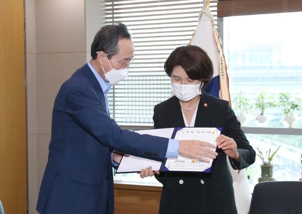 2일 정부세종청사 환경부를 방문한 송하진 전북도지사와 김영록 전남도지사가 한정애 환경부 장관을 만나 지난해 8월 호우에 따른 댐 하류 수해 원인조사용역에 대한 면담을 갖고 공동건의서를 전달하고 있다. /사진제공 = 전북도<br>
