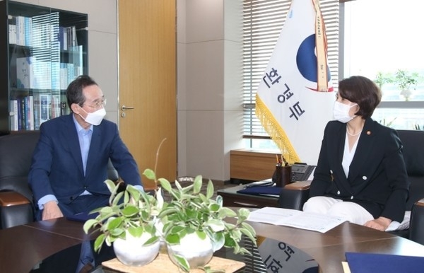 2일 정부세종청사 환경부를 방문한 송하진 전북도지사와 김영록 전남도지사가 한정애 환경부 장관을 만나 지난해 8월 호우에 따른 댐 하류 수해 원인조사용역에 대한 면담을 갖고 공동건의서를 전달하고 있다. /사진제공 = 전북도