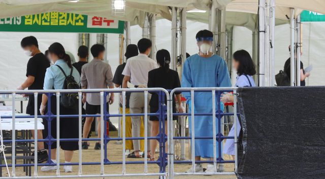 부산 지역 코로나19 신규 확진자가 93명 발생한 3일 오후 부산진구 전포동 놀이마루 운동장에 마련된 임시선별진료소에서 많은 시민들이 검사를 받고 있다. 정종회 기자 jjh@