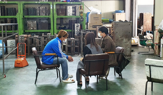 지난해 6월 문을 연 부천직업트라우마센터는 중대재해와 직장 내 괴롭힘 등으로 직업적 트라우마를 겪은 노동자들을 위한 상담 활동에 나서고 있다. 부천직업트라우마센터를 포함해 경기도 내 직업트라우마센터는 총 5곳. 중대재해가 발생하면 직접 사고 현장에 나가 노동자들을 만나 노동자들의 일상 회복에 힘쓰고 있다. 2021.8.3 /부천직업트라우마센터 제공