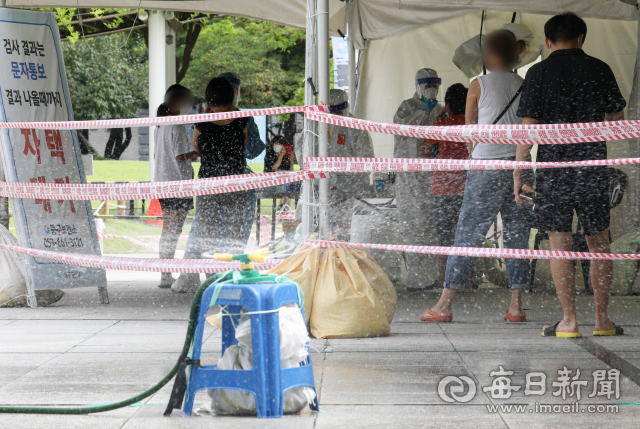 3일 오후 대구 국채보상운동기념공원 임시선별검사소에서 코로나19 진단 검사가 진행 중인 가운데 바닥 열기를 식히기 위한 스프링클러가 작동하고 있다. 우태욱 기자 woo@imaeil.com