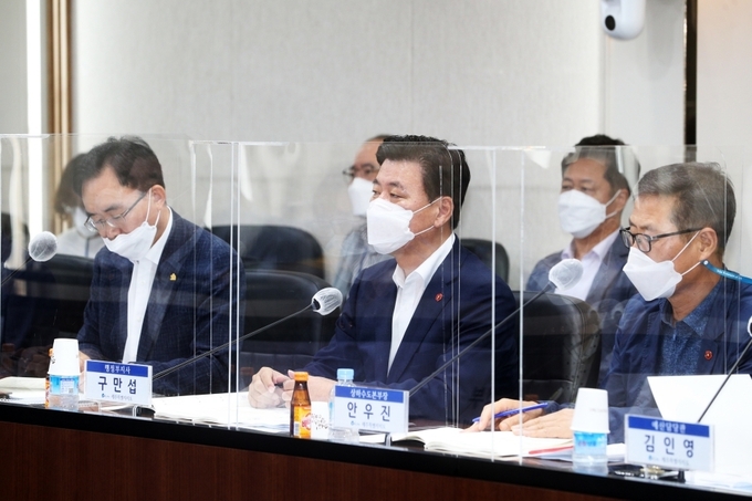 구만섭 제주도 행정부지사는 4일 전남도청에서 기획재정부 안도걸 2차관 주재로 열린 호남·제주지역 예산협의회에 참석해 제주관광진흥기금 지원을 위한 정부예산 200억원을 비롯해 순환자원 혁신클러스터 조성 등 총 416억원을 반영해 줄 것을 건의했다.