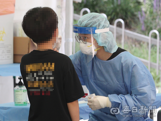 5일 대구 달서구 두류공원 코로나19 임시선별검사소에서 의료진이 검체 채취를 하고 있다. 성일권 기자 sungig@imaeil.com