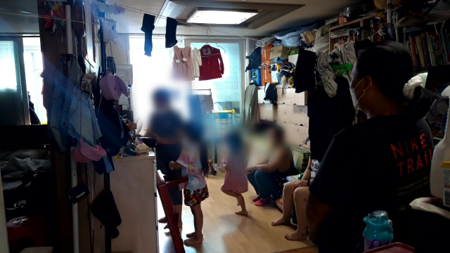 대구의 한 임대아파트에 사는 지원(가명·7) 양의 집. 좁은 집에 여덟 식구가 살다 보니 제대로 쉴 만한 곳이 없다. 윤정훈 기자