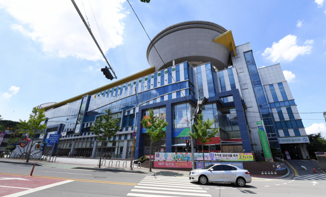 지난 5일 오후 코로나19 확진자 발생으로 휴업에 들어간 창원시 성산구 남창원농협유통센터./성승건 기자/