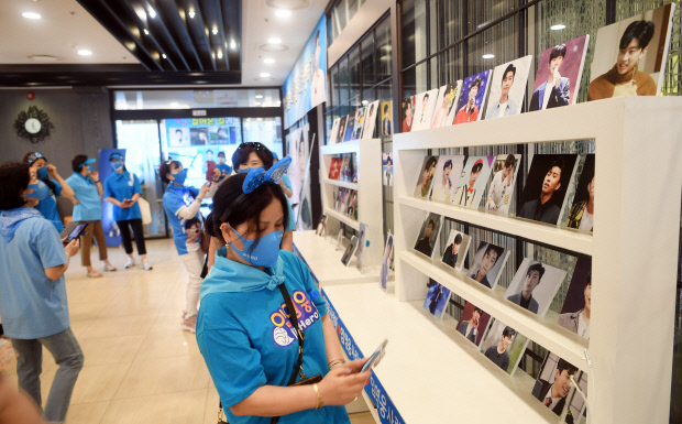 미스터트롯 광주콘서트 관람을 앞두고 임영웅 팬클럽 쉼터를 찾은 팬들.