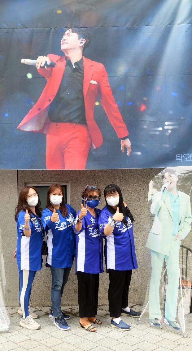 콘서트를 기다리는 동안 가수 영탁의 대형사진 앞에서 기념촬영을 하고 있는 ‘탁오빠 옆에 뽀오짝’ 회원들.