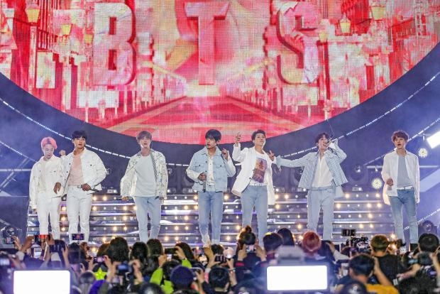 2019년 4월 광주에서 열린 슈퍼콘서트에서 BTS(방탄소년단)가 등장하자 팬들이 환호하고 있다. <광주일보DB>