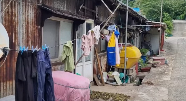 가덕도 외양포 마을 곳곳 철제 슬레이트벽, 짧은 처마 같은 '눈썹지붕' 등 일제강점기 적산가옥의 흔적이 그대로 남아있다.