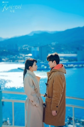 JTBC 드라마 ‘런 온'에 등장하는 동해 논골담길과 동해바다.