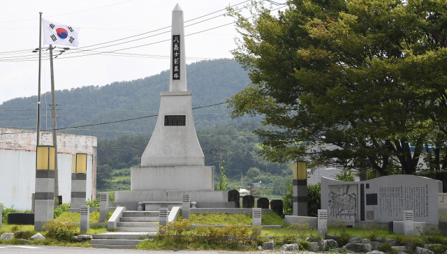 창원시 마산합포구 진동면 사동교 옆에 위치한 8의사 창의탑. 1919년 4월 3일 당시 삼진의거에서 숨진 8의사를 기리기 위해 건립됐다./김승권 기자/