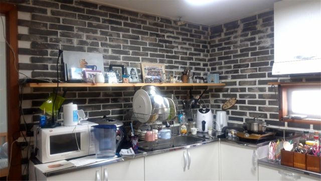 주거환경개선 사업이 진행된 하영 양의 집 부엌. 윤정훈 기자