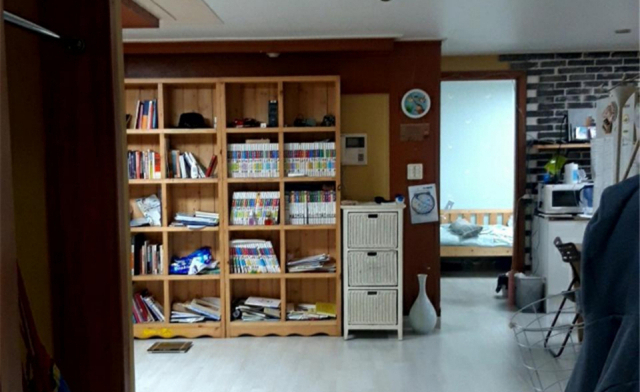 주거환경개선 사업이 진행된 하영(가명·17‧여) 양의 집 거실. 윤정훈 기자