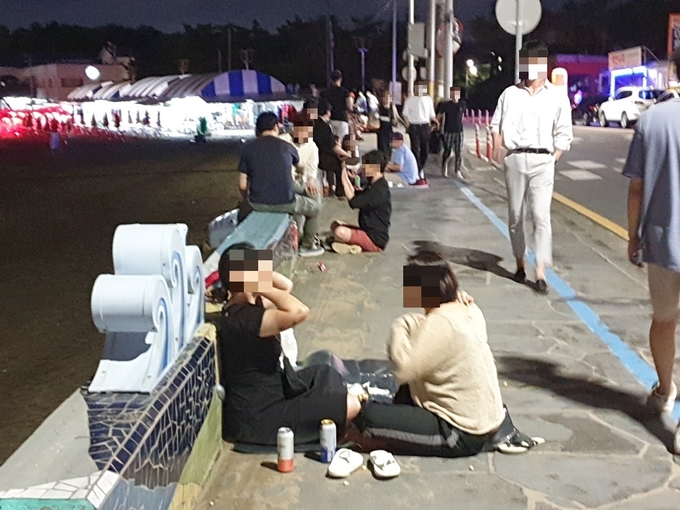 15일 이호테우해수욕장이 사람들로 붐비고 있다.