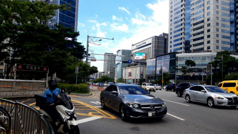 17일 오전 대구 중구 반월당네거리. 남문시장 방면에서 우회전하는 오토바이와 지하주차장에서 나오고 있는 차량이 합류하려 하고 있다. 윤정훈 기자